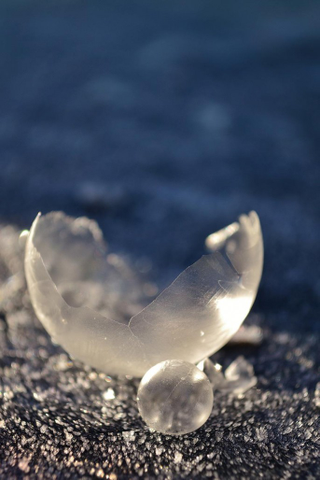 Illustration for article titled Beautiful frozen bubbles